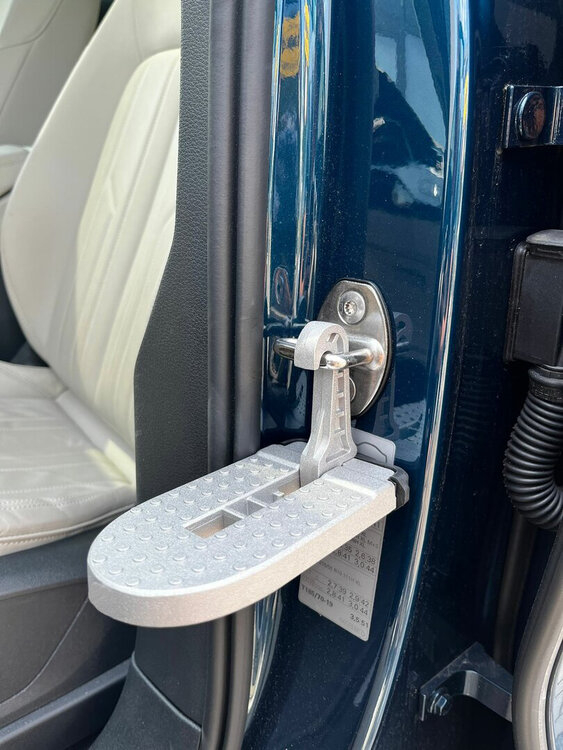 Die Auto-Tür-Stufe ist eine nützliche Erfindung für SUV und