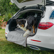 Hundematte f&uuml;r die Heckklappe &ndash; mit Sto&szlig;stangenschutz